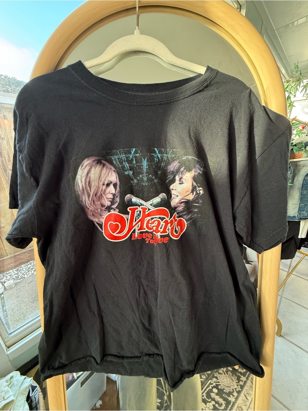 Official HEART 2019 Love Alive Tour Graphic Tee Classic Rock Band Shirt - Picture 2 of 3
